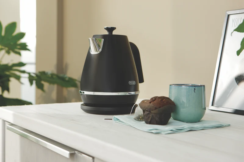 DeLonghi Distinta Moments Kettle - Black