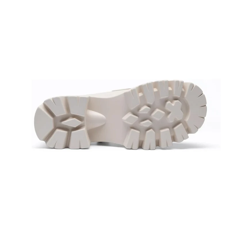 Mocassins femme beige à talon épais, semelle crantée, détail chaîne dorée