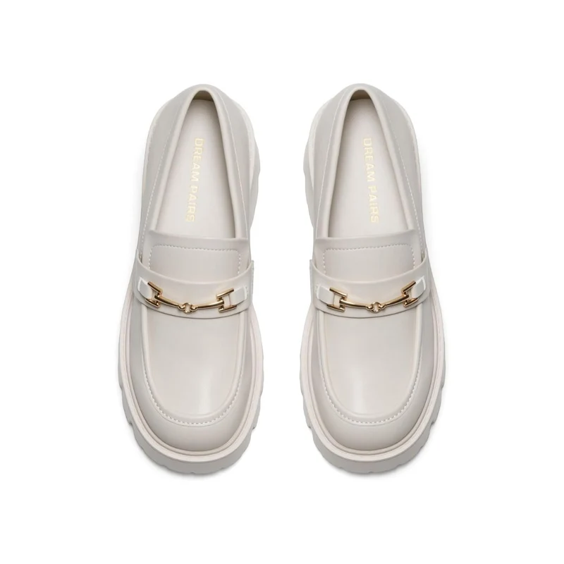 Mocassins femme beige à talon épais, semelle crantée, détail chaîne dorée