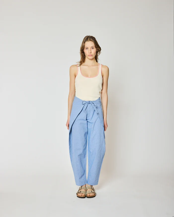 Homecore Pantalon Akito en Chambray Sky Blue