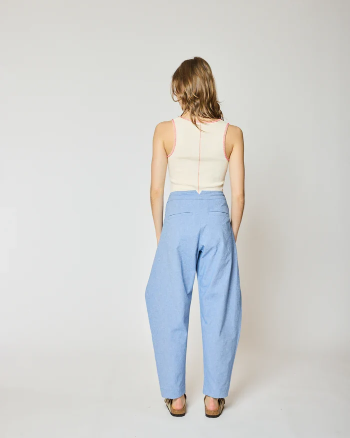 Homecore Pantalon Akito en Chambray Sky Blue