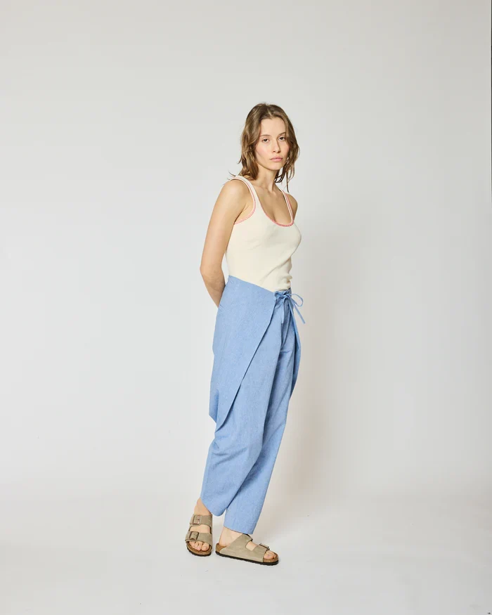 Homecore Pantalon Akito en Chambray Sky Blue