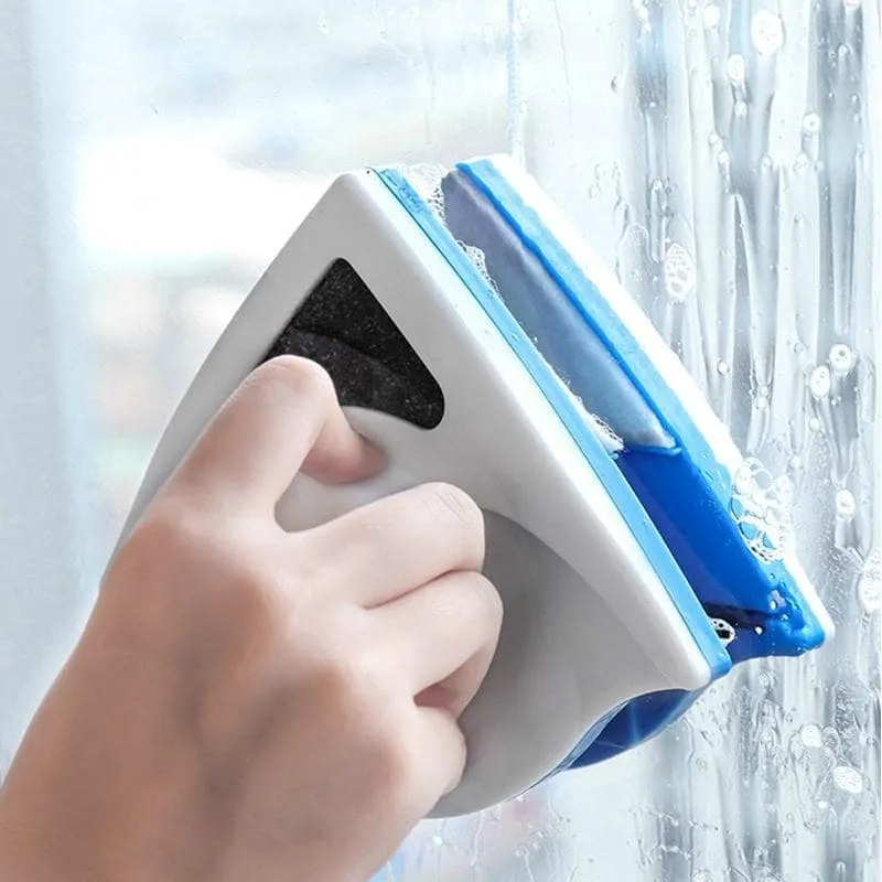 Magnetischer Fensterreiniger für Innen & Außen | Reinigt beide Seiten gleichzeitig | Dreiecksform für Ecken, mit Gummilippe + 4 Ersatzschwämme