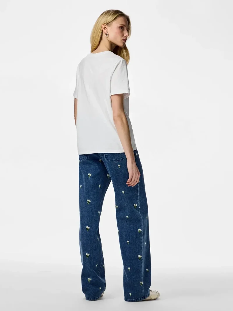Pieces - Pcflora Straight Emb Jeans - 5068184 Medium Blue Denim White Flower Embroidery