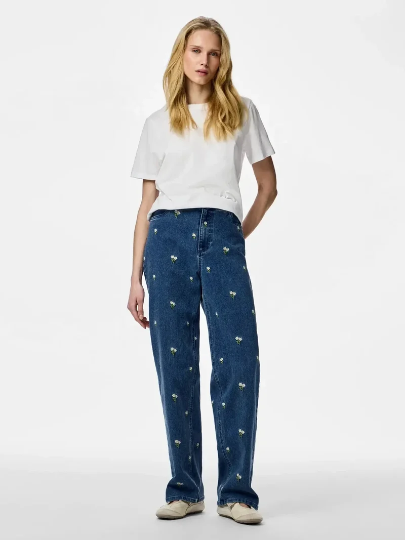 Pieces - Pcflora Straight Emb Jeans - 5068184 Medium Blue Denim White Flower Embroidery